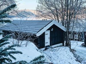 Sjarmerende tømmerhytte på gårdstun