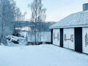Sjarmerende tømmerhytte på gårdstun
