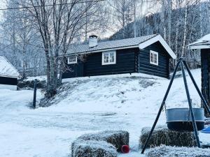 Sjarmerende tømmerhytte på gårdstun