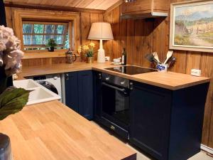 Sjarmerende tømmerhytte på gårdstun