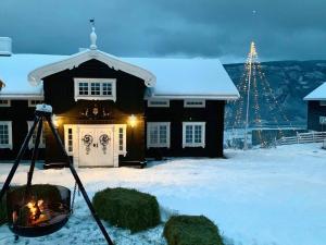 Eventyrlig Tømmerhytte på Gårdstun