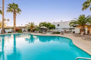 Central Location, Huge Pool, Upgraded Unit