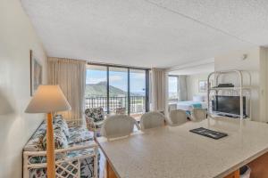 Deluxe Ocean and Diamond Head View Waikiki Condo, Free parking!