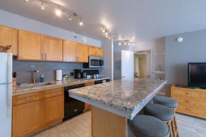 High Level Waikiki Condo - Enjoy Ocean Views From Your Private Lanai! condo