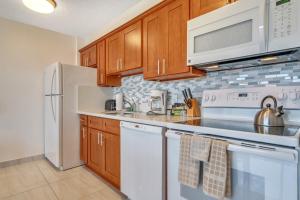 Gorgeous High Rise Waikiki Condo with Ocean and Diamond Head Views