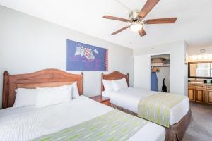 Waikiki Banyan High Level Condo with Private Lanai condo