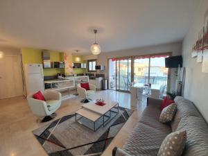 Petit Juas by Welcome to Cannes