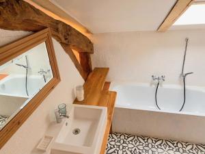 Maisons de vacances Gite de charme avec grand jardin & piscine : photos des chambres