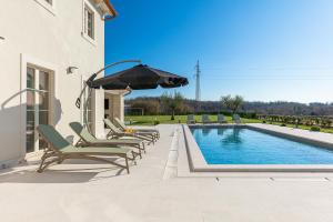 Beautiful villa Jurasi with outdoor pool in Tinjan