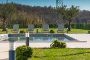 Beautiful villa Jurasi with outdoor pool in Tinjan
