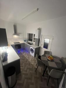 2-Bed Home - Sleeps 4 Parking & Garden