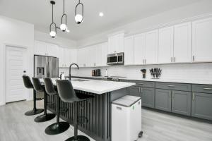 New! Modern 3BR2BA Near DowntownFoosballNetflix