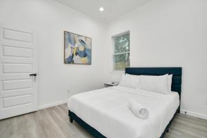 New! Modern 3BR2BA Near DowntownFoosballNetflix