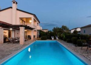 Villa Nira with pool