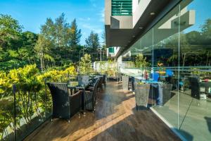 Direct pool access studio Twin Sands by Lofty