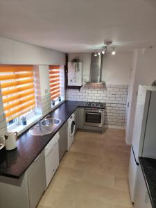 Dulverton house - 3 bed house sleeps 6+ driveway+close to M1