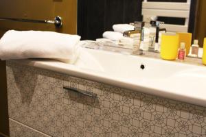 Appartements Henri IV - Parking included - Self check-in : photos des chambres