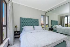 2 Bed Flat - Sleeps 4 - Pool - Garden - Parking