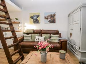 High Wreah Bolt Hole