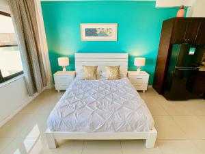 Directly on the Beach with Pool & Ocean View