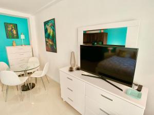 Directly on the Beach with Pool & Ocean View