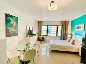 Directly on the Beach with Pool & Ocean View