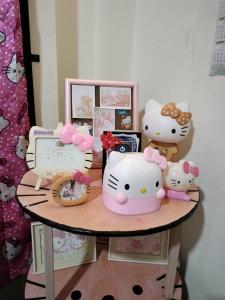 Hello Kitty Backpackers
