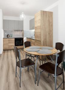 Poznań Airport Comfy Apartment by BookingHost