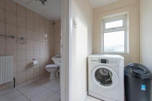 4 BED House IN Dartford 8 Beds Sleeps 10