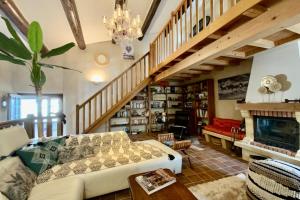 LUzétienne- Large residence with pond and patio!