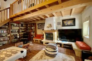 Maisons de vacances L'Uzetienne- Large residence with pond and patio! : photos des chambres