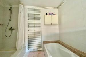 Maisons de vacances L'Uzetienne- Large residence with pond and patio! : photos des chambres