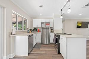 Wills off Wilton Drive 2 bed and 1 bath plus Den with Heated Pool