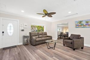 Wills off Wilton Drive 2 bed and 1 bath plus Den with Heated Pool