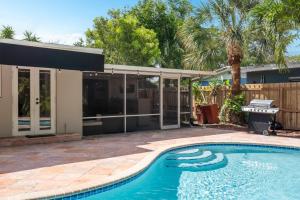 Wills off Wilton Drive 2 bed and 1 bath plus Den with Heated Pool