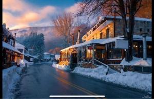 To Hani Tou Kokkini, Pelion