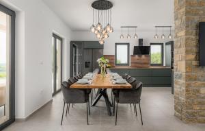 Gorgeous Home In Buje With Wifi 
