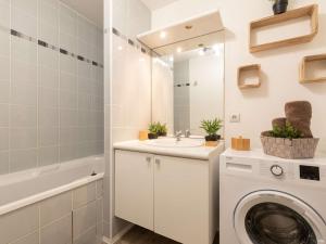 Appartements Appartement 6 pers, centre St-Lary, 2 ch + cabine, garage, balcon, et ascenseur - FR-1-296-361 : photos des chambres