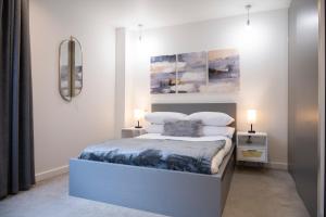 Newly Furnished Apt w Patios - Hampstead Heath