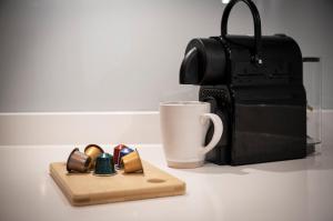 Newly Furnished Apt w Patios - Hampstead Heath