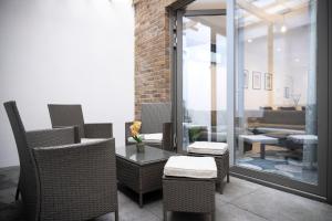 Newly Furnished Apt w Patios - Hampstead Heath