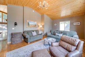 Tahoe Donner Mountain Cabin Surrounded by Forest!