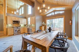 Tahoe Donner Mountain Cabin Surrounded by Forest!