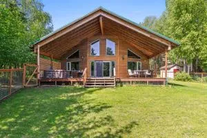 Wasilla Spruce Moose Cabin Lakefront and Hot Tub! - Willow