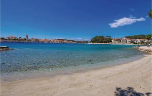 4 Bedroom Stunning Apartment In Banjol