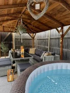 Barn with Hot Tub - Goffs Oak