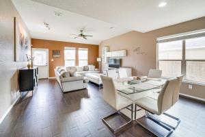 Home with Gazebo 4 Mi to SeaWorld San Antonio! - 3hvězdičkové hotely ve městě San Antonio