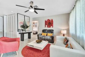 3bed 2bath with pool, 5 min. walk to food and fun