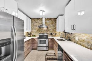 3bed 2bath with pool, 5 min. walk to food and fun