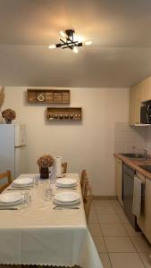 Maisons de vacances Chalet paisible a la plage, piscine et tennis : photos des chambres